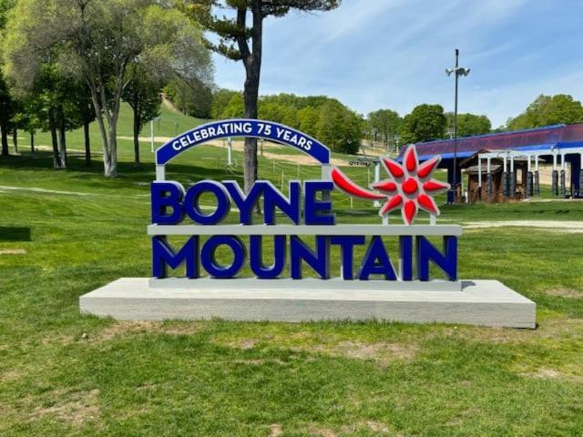 Boyne Mountain Condo -Sleeps 12 Boyne Falls ภายนอก รูปภาพ
